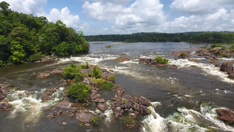 Drohnenflug-über-Stromschnellen-(Saut-Maripa)-Fluss-Oiapoque-Französisch-Guayana-Brasilien